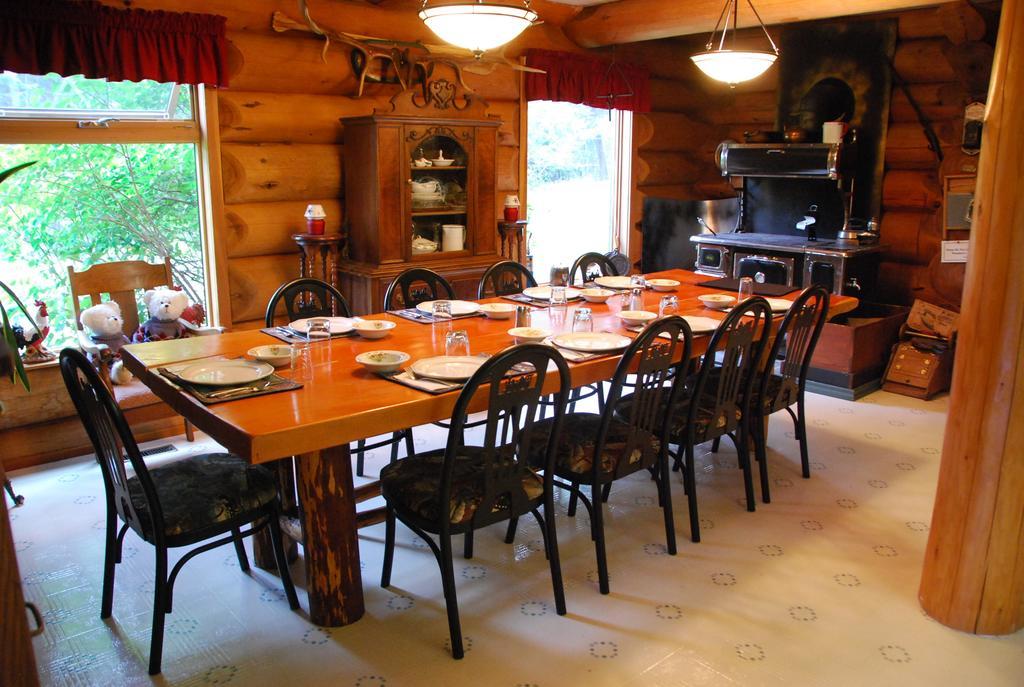 Kicking Horse Canyon Guest House Golden Exterior foto