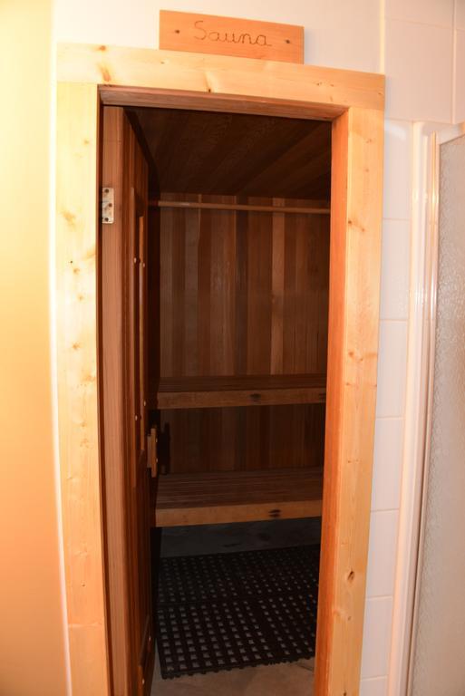 Kicking Horse Canyon Guest House Golden Habitación foto