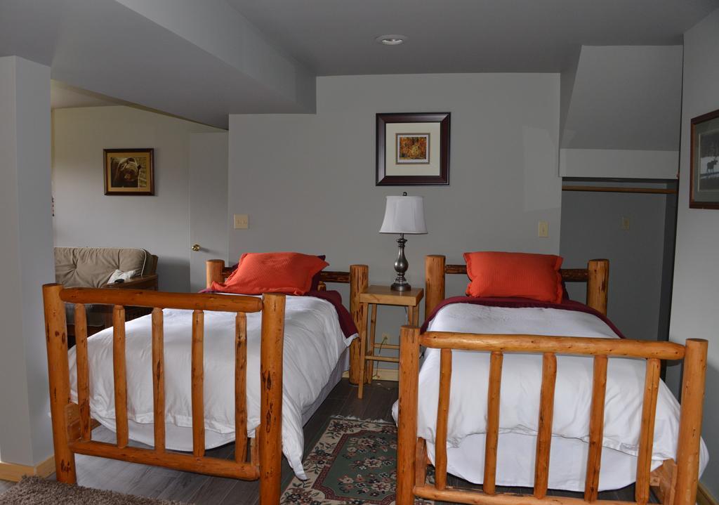 Kicking Horse Canyon Guest House Golden Habitación foto