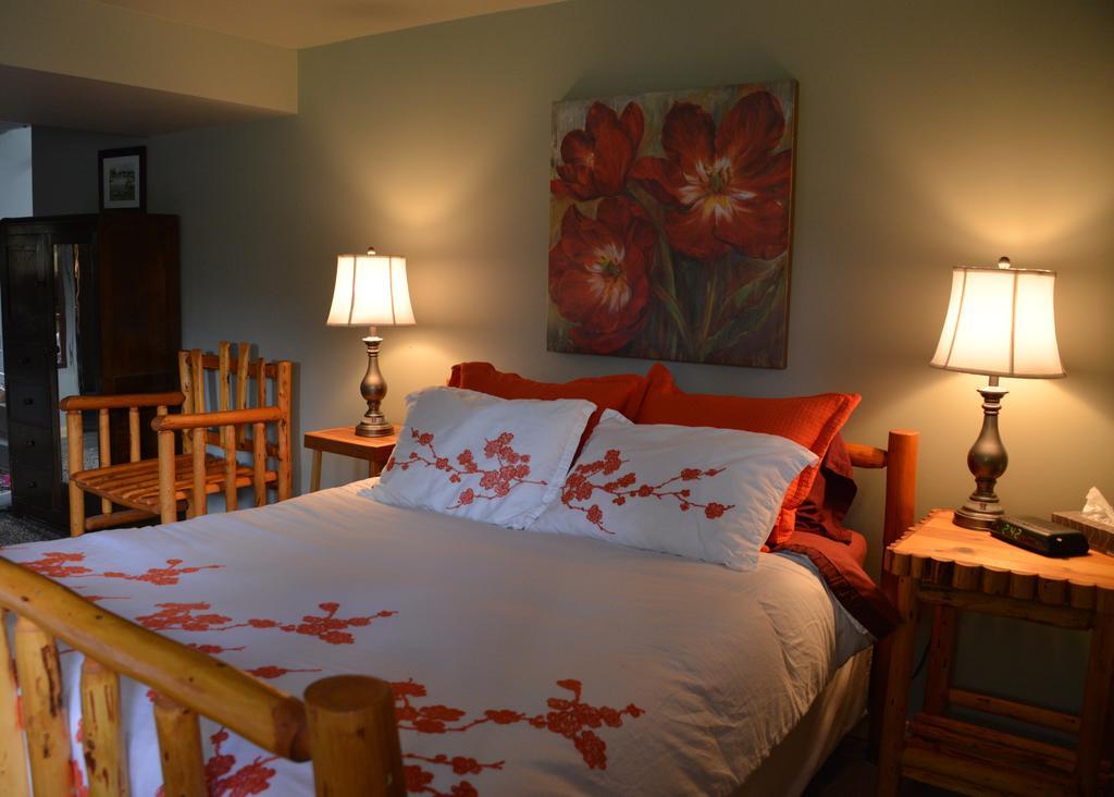 Kicking Horse Canyon Guest House Golden Habitación foto