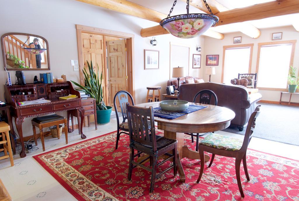 Kicking Horse Canyon Guest House Golden Exterior foto