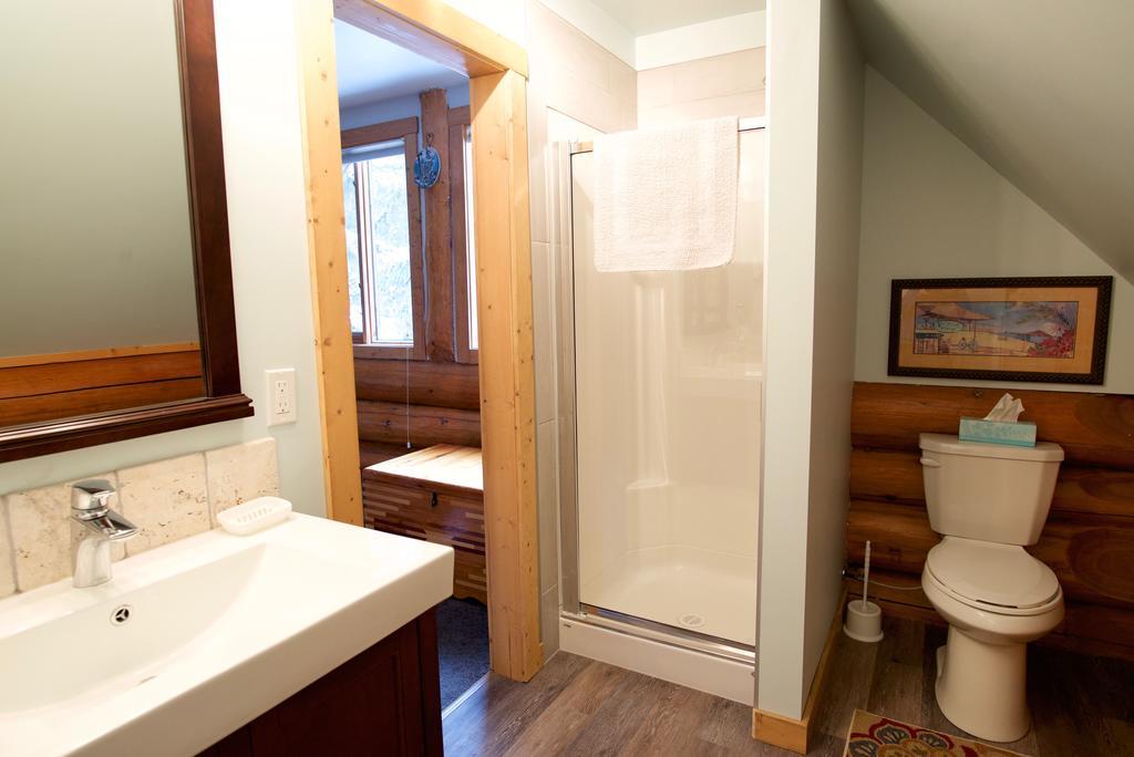 Kicking Horse Canyon Guest House Golden Exterior foto